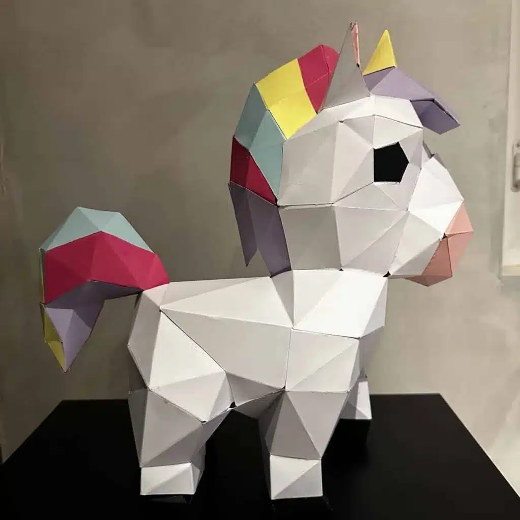 Papercraft licorne arc-en-ciel en origami 3D