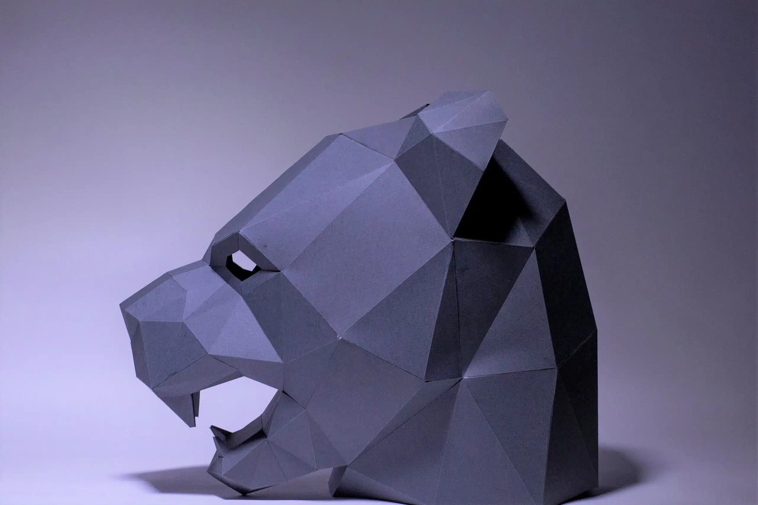 Papercraft de máscara Pantera Negra em origami, vista traseira