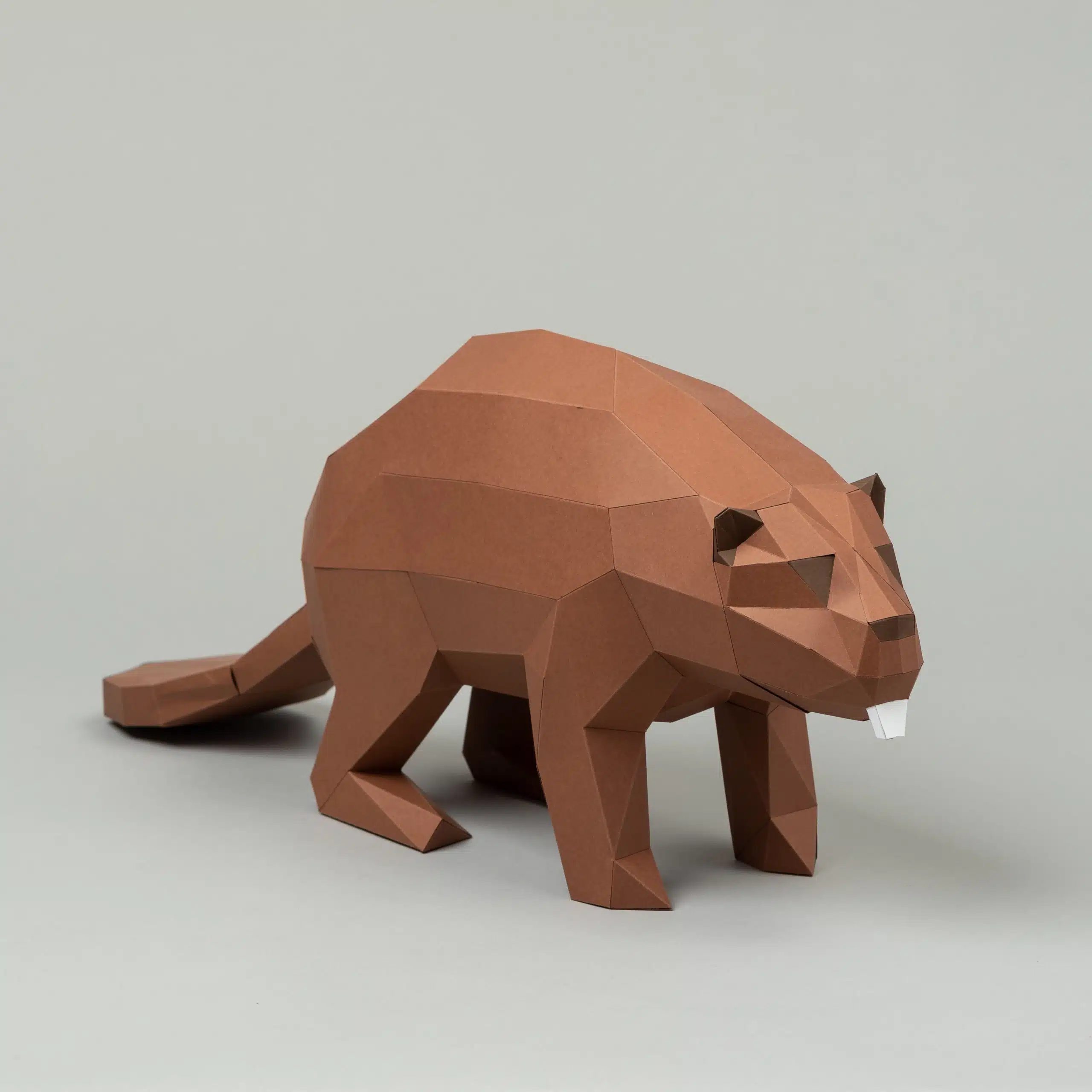 Papercraft do casal de castores em origami 3D, vista traseira