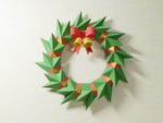 Papercraft Christmas wreath in 3D origami