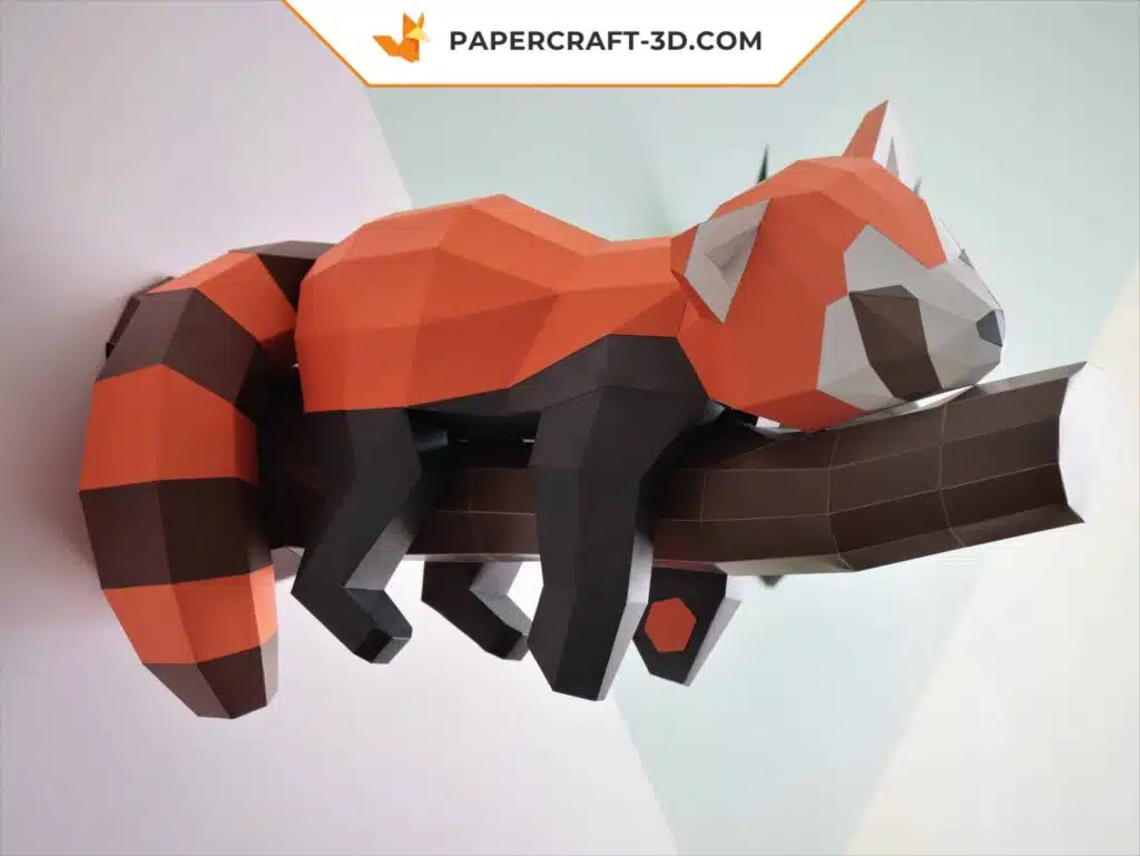 Papercraft panda-vermelho mural em origami 3D sobre seu galho