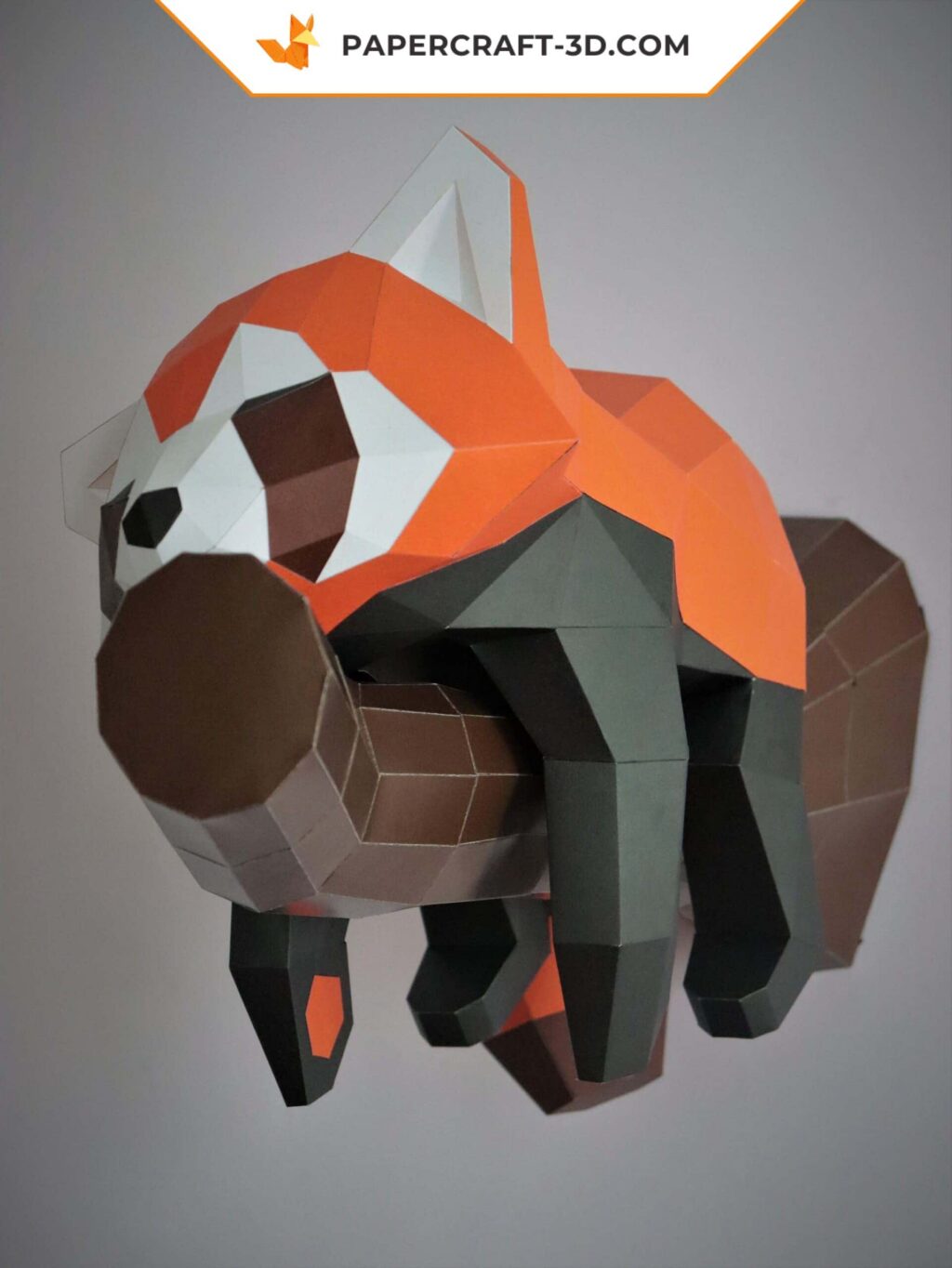 Papercraft panda-vermelho mural em origami 3D sobre seu galho