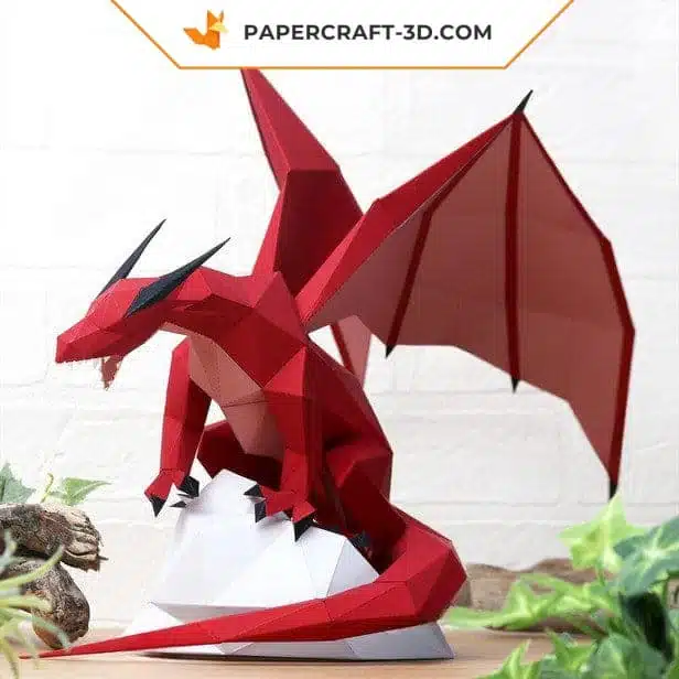 Papercraft de dragão majestoso em origami sobre seu rochedo