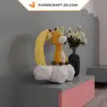 Papercraft giraffa addormentata sulla luna, modello in carta 3D, vista 4