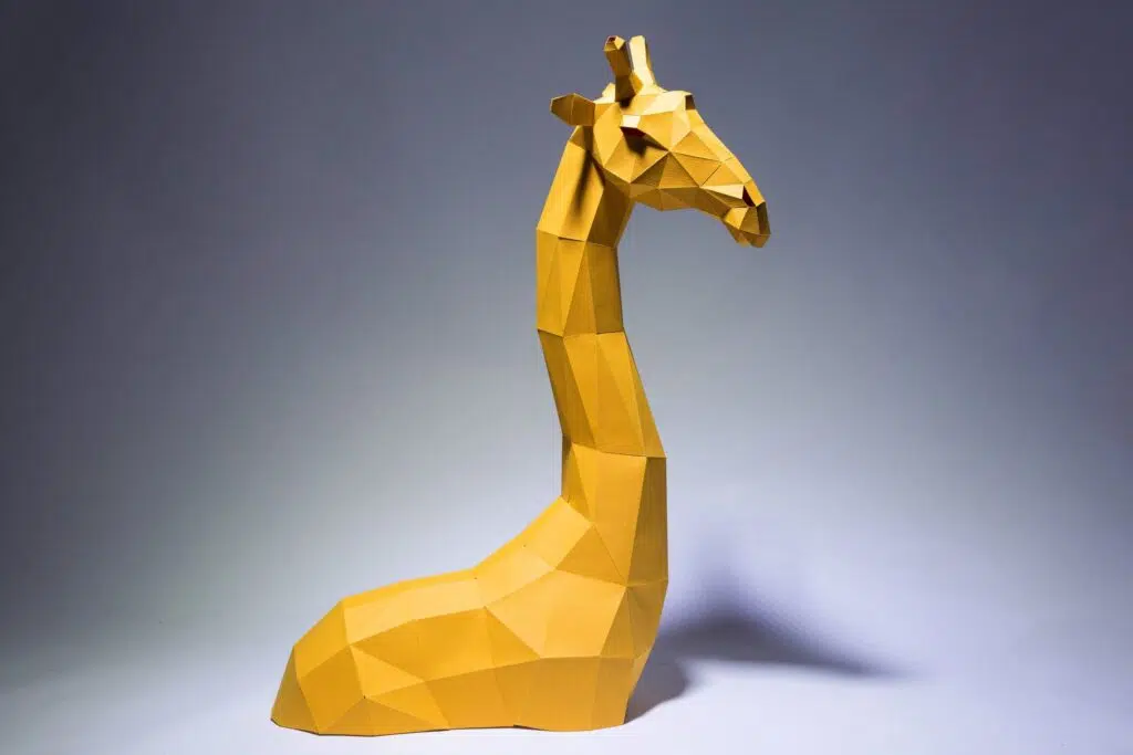 Papercraft di giraffa gialla da appoggio in origami 3D