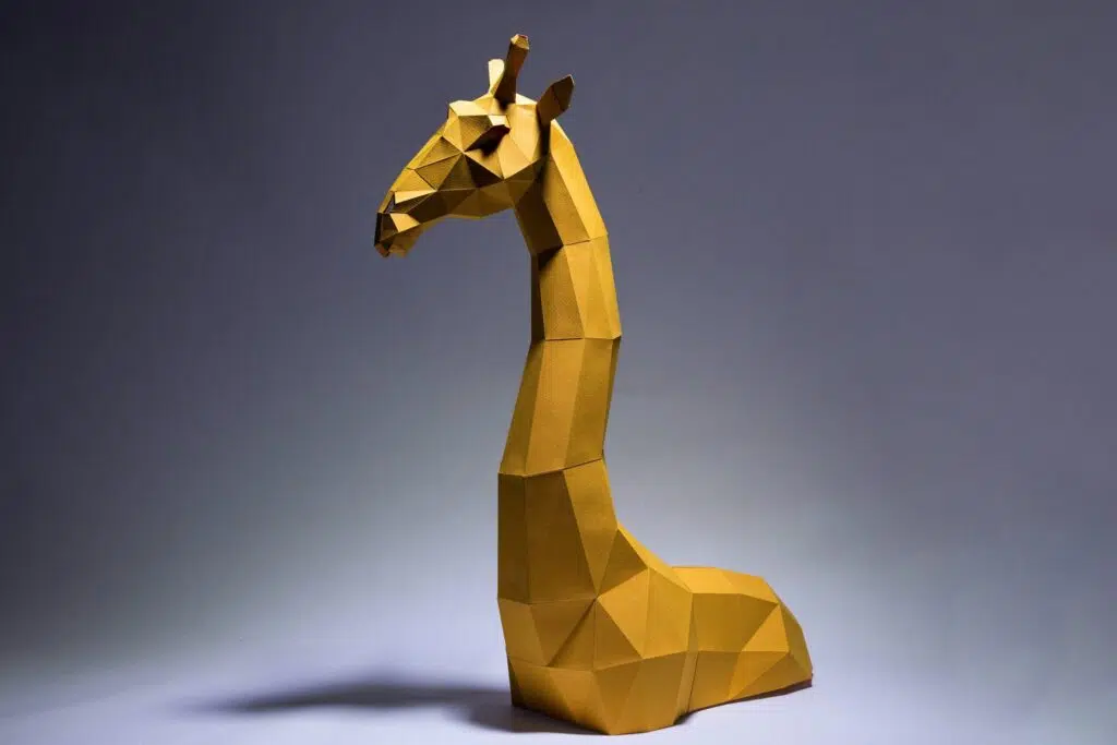 Papercraft di giraffa gialla da appoggio in origami 3D