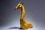 Papercraft di giraffa gialla da appoggio in origami 3D