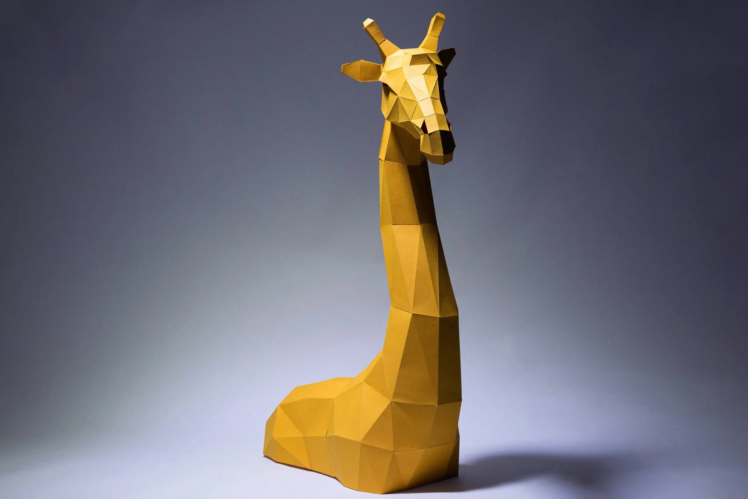 Papercraft di giraffa in origami 3D, vista posteriore