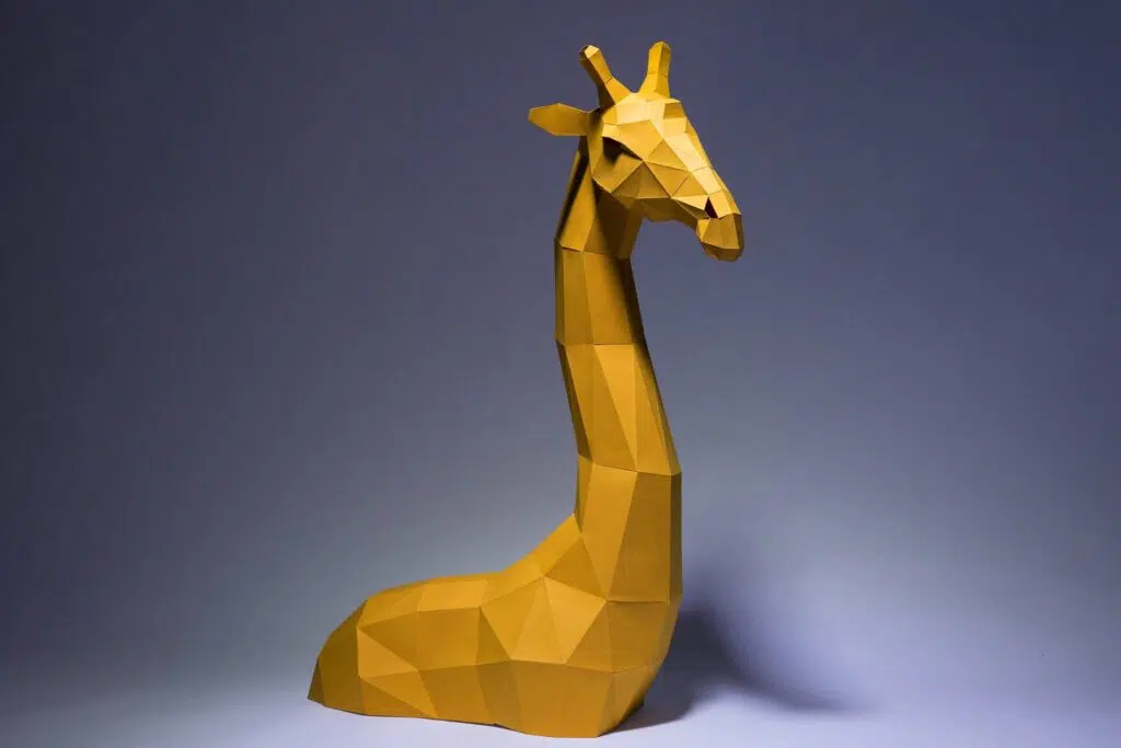 Papercraft di giraffa gialla da appoggio in origami 3D