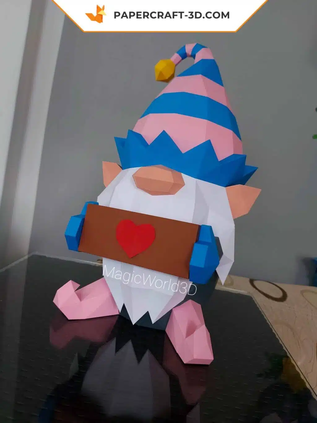 Papercraft gnomo di Natale blu in origami, vista 2