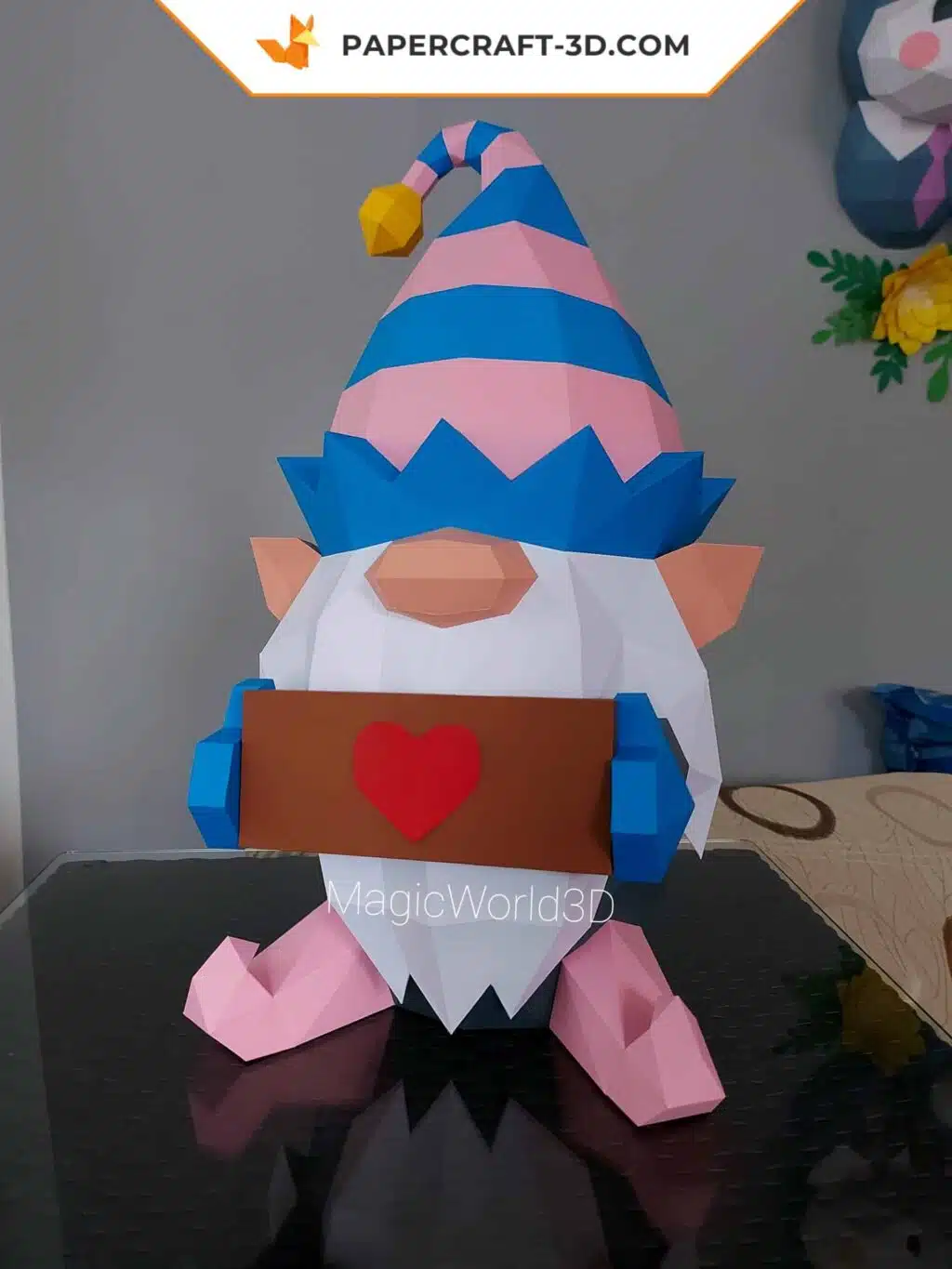 Papercraft gnomo di Natale blu in origami, vista 3