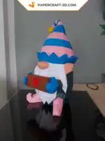 Papercraft gnomo di Natale blu in origami, vista 4