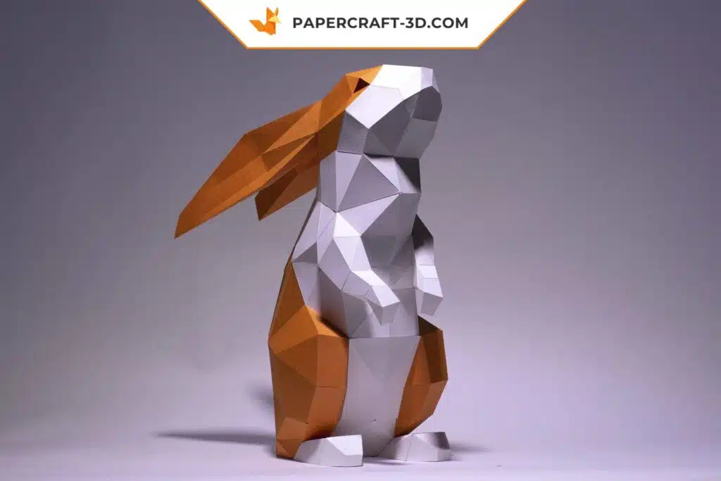 Papercraft di coniglio in piedi bianco e fulvo in origami 3D