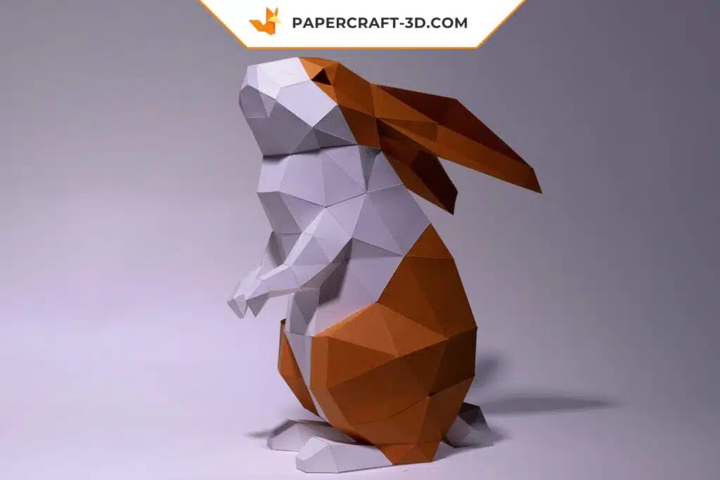 Papercraft di coniglio in piedi bianco e fulvo in origami 3D