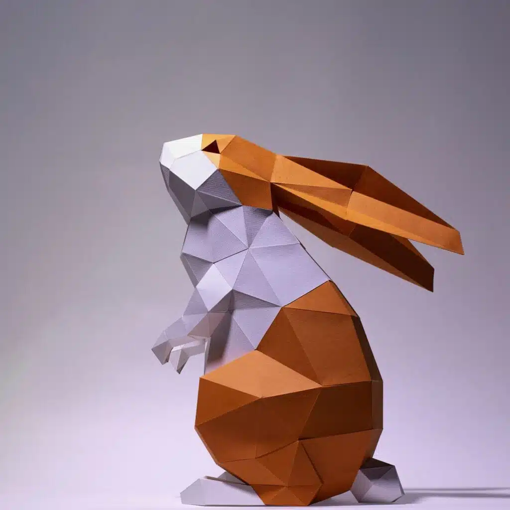 Papercraft di coniglio in piedi bianco e fulvo in origami 3D