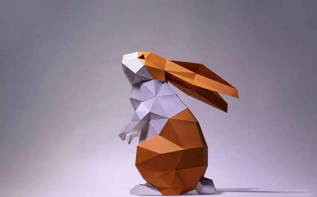 Papercraft di coniglio in piedi bianco e fulvo in origami 3D