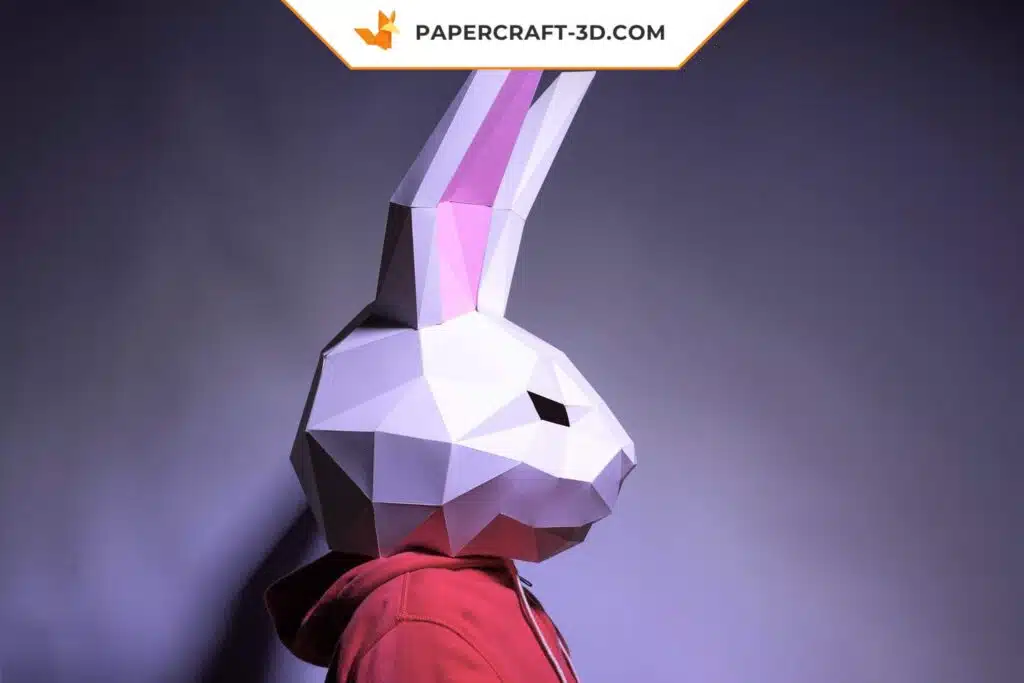 Papercraft maschera da coniglio con orecchie rosa in origami 3D, vista 3