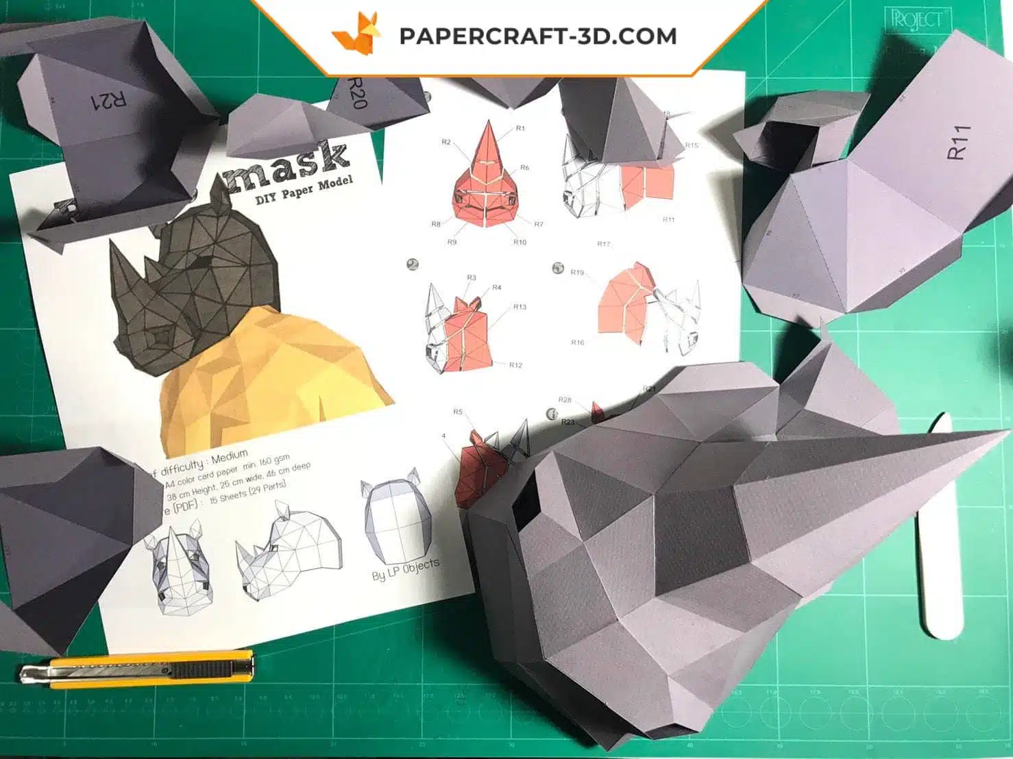 Papercraft máscara de rinoceronte em origami, vista traseira