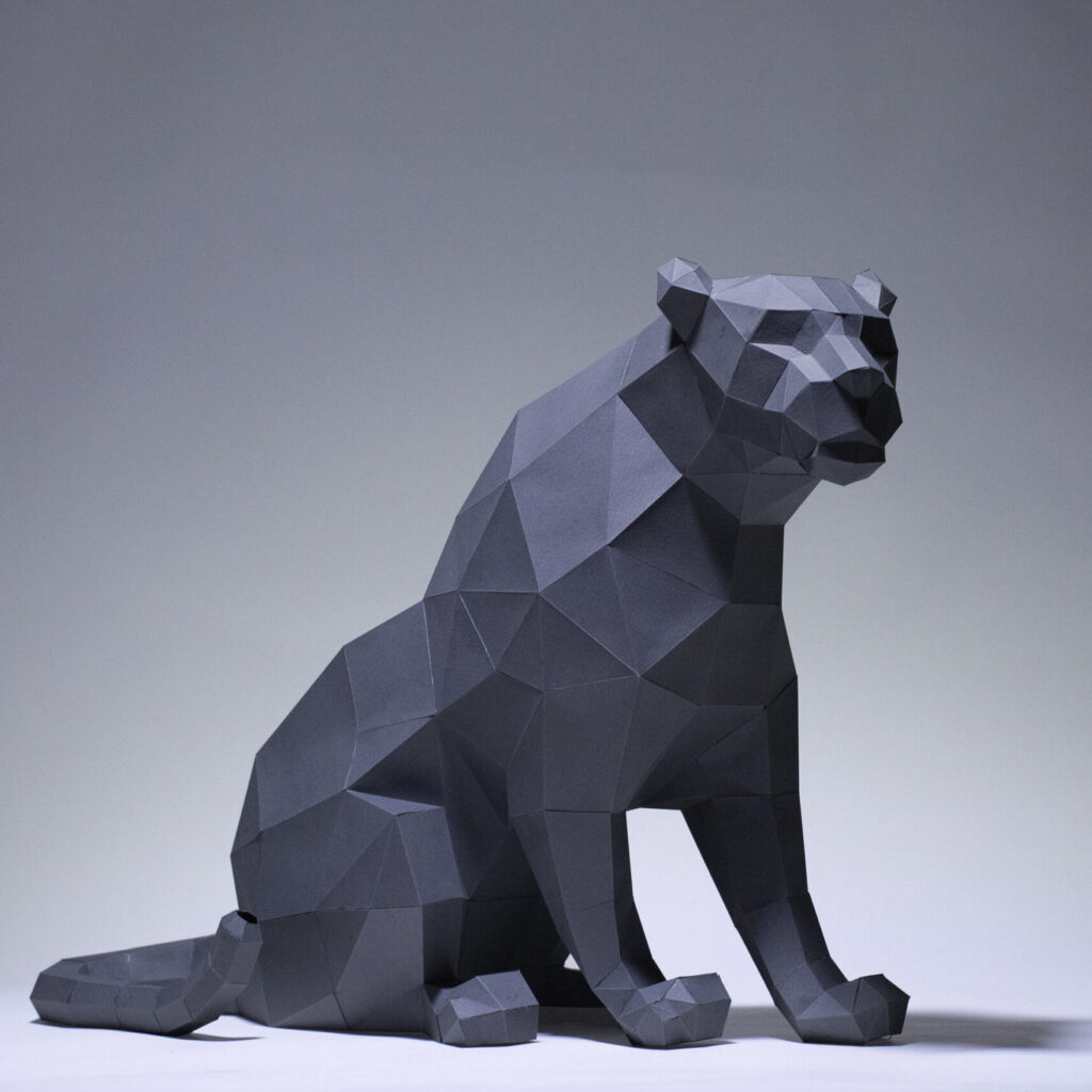 Papercraft di pantera nera seduta in origami 3D