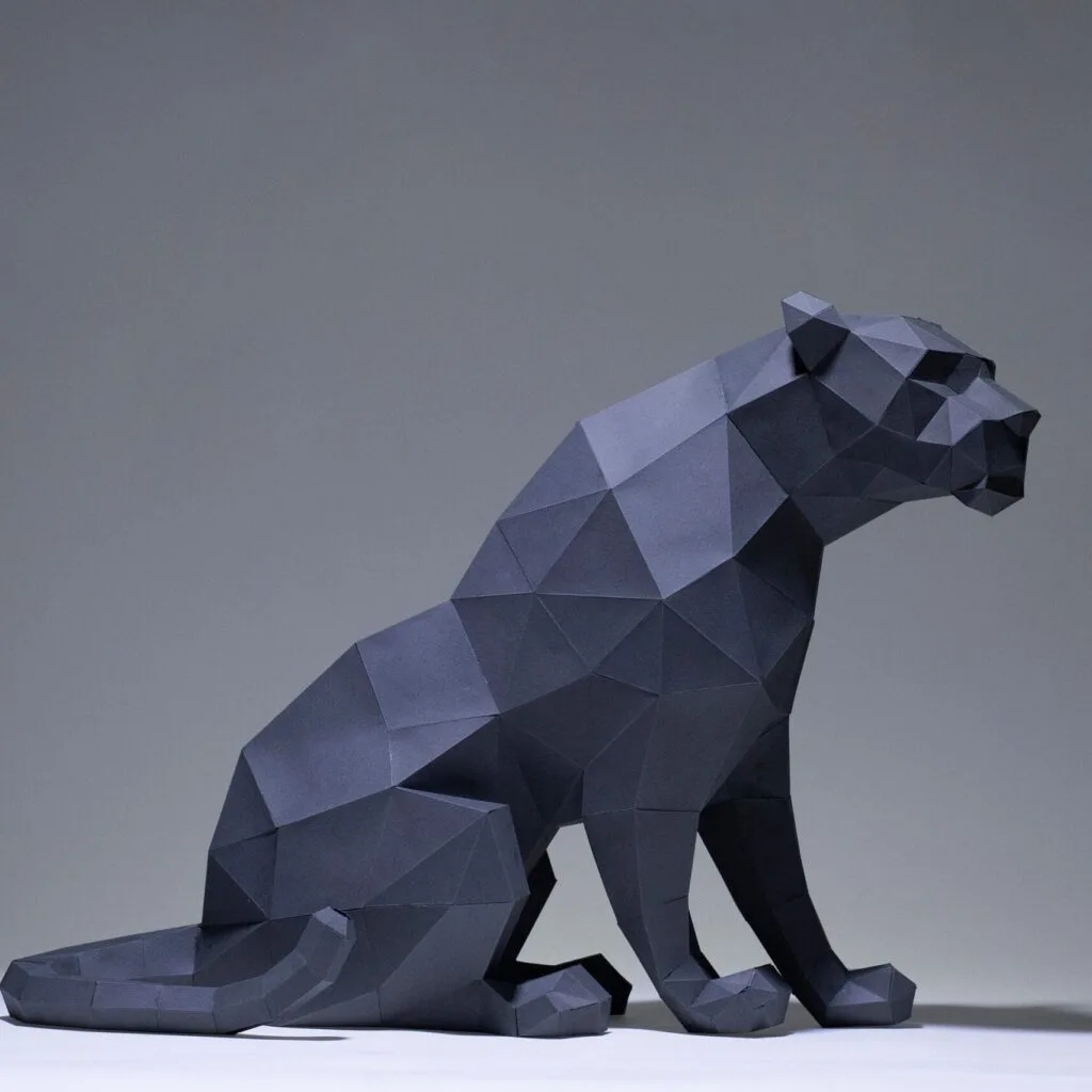 Papercraft sitzender schwarzer Panther in Origami
