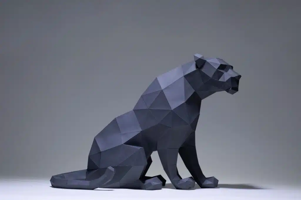 Papercraft pantera negra sentada en origami