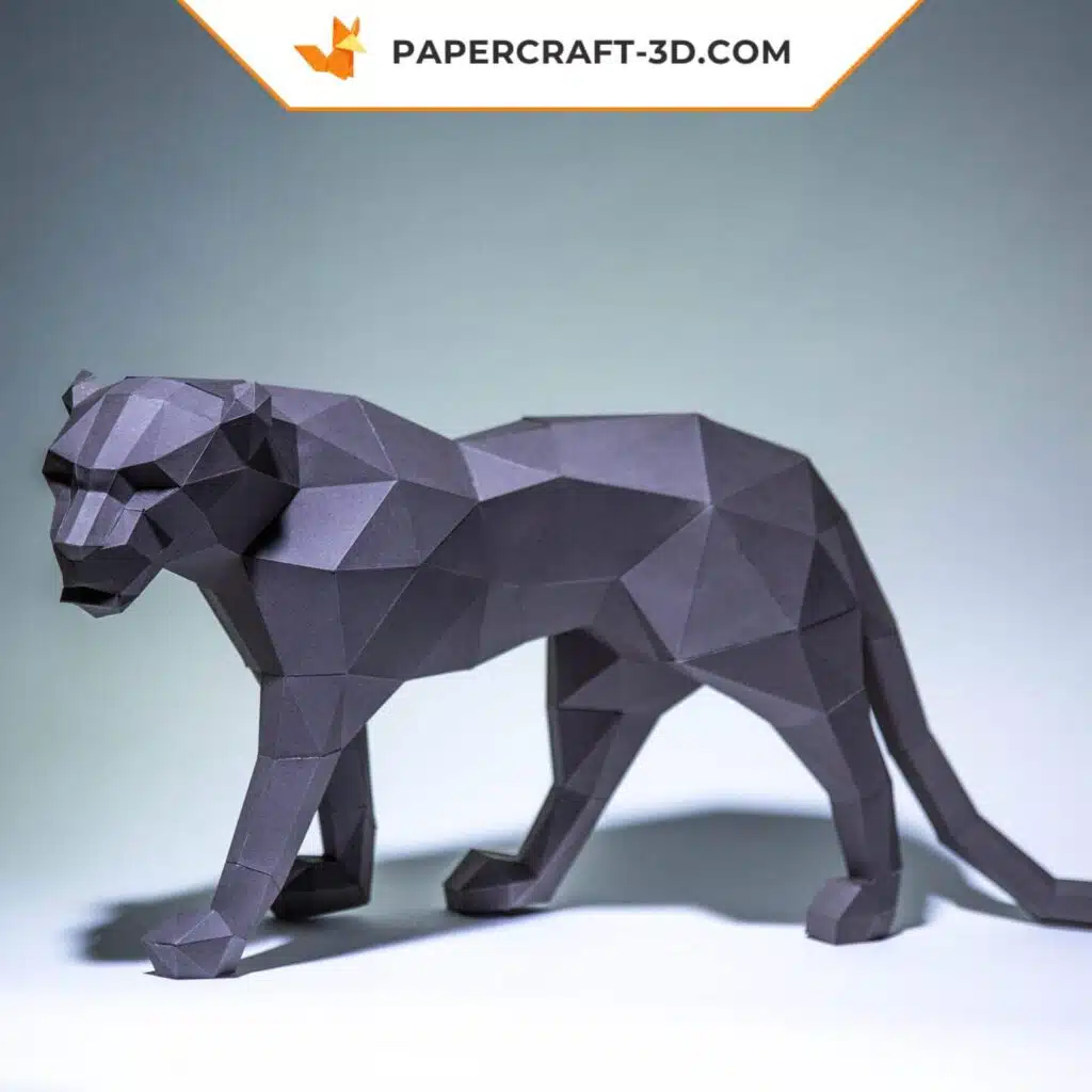 Papercraft di pantera nera in piedi in origami 3D