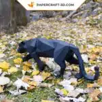 Papercraft de pantera negra à espreita em origami 3D