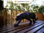 Papercraft de pantera negra à espreita em origami 3D