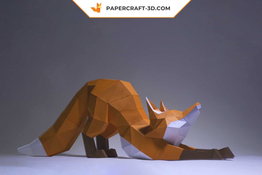 Papercraft de raposa se espreguiçando em origami 3D