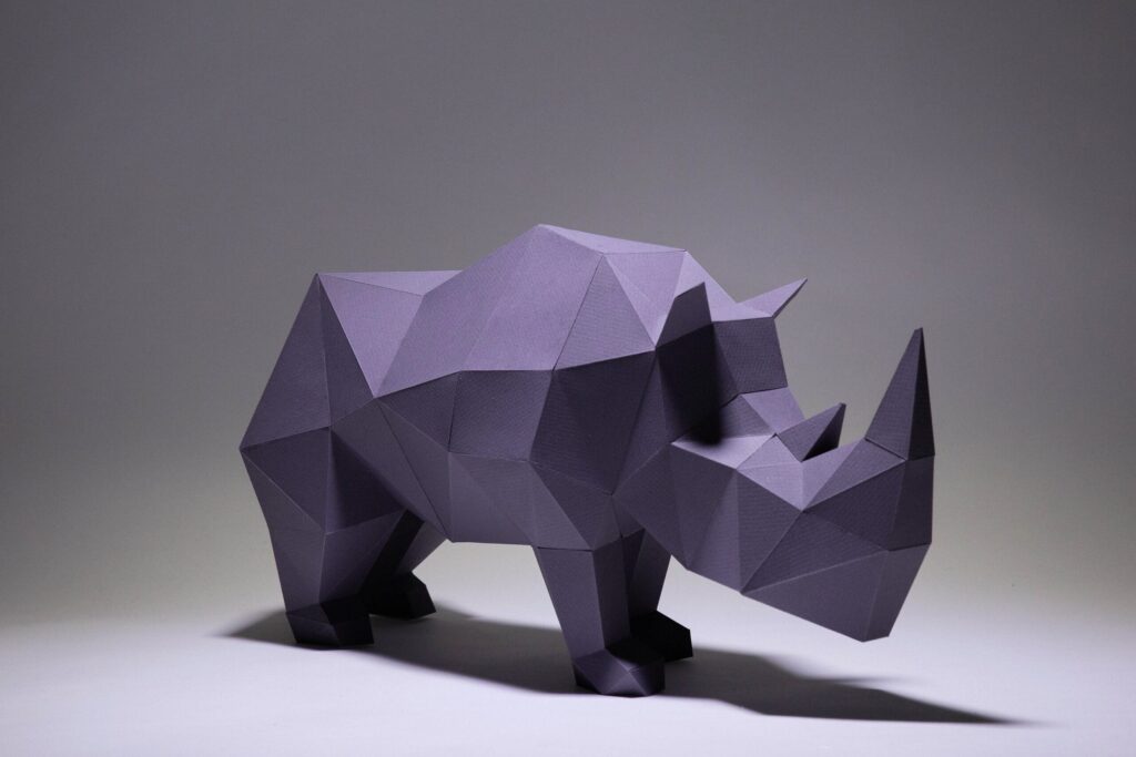 Simplistisches Papercraft-Nashorn im 3D-Origami-Stil