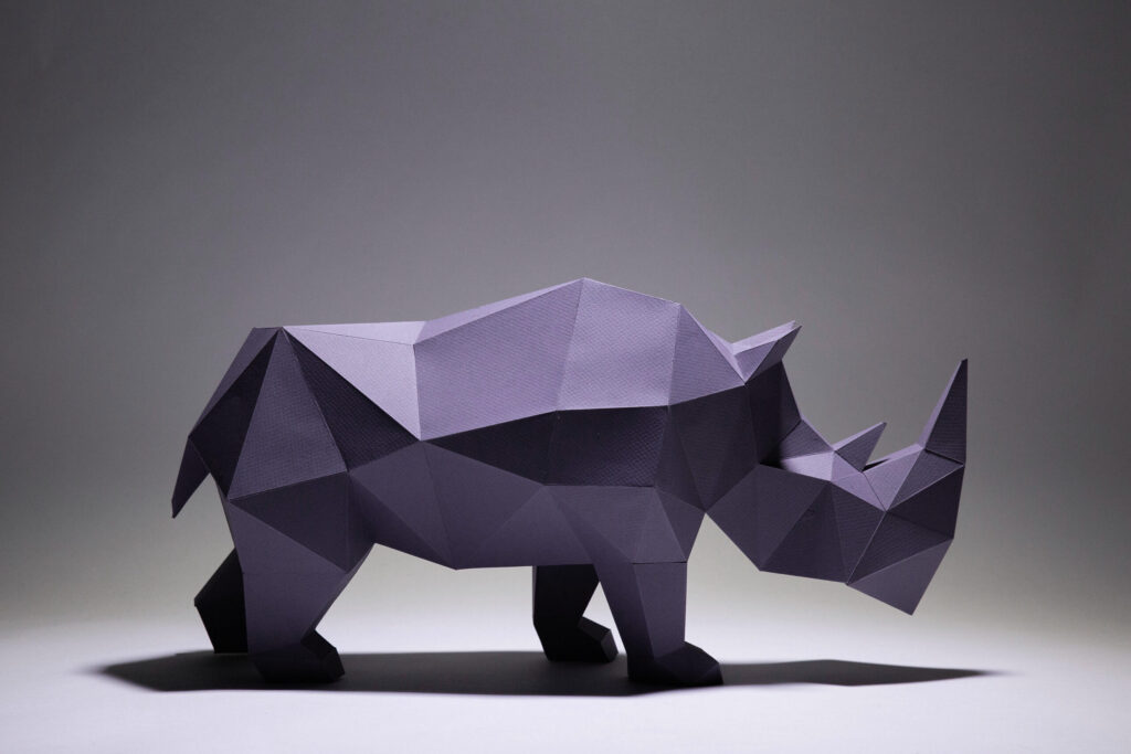 Simplistisches Papercraft-Nashorn im 3D-Origami-Stil