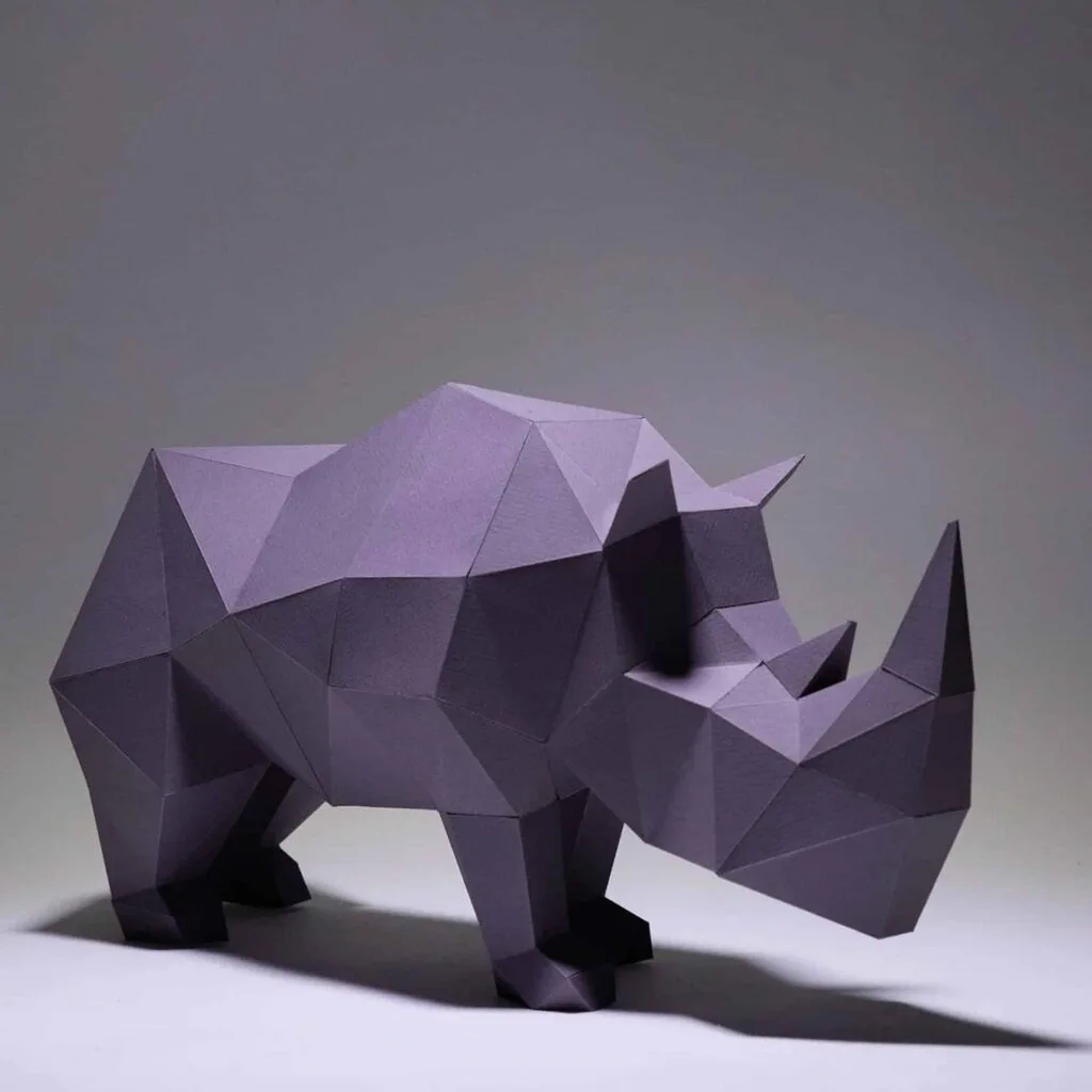 Simplistisches Papercraft-Nashorn im 3D-Origami-Stil