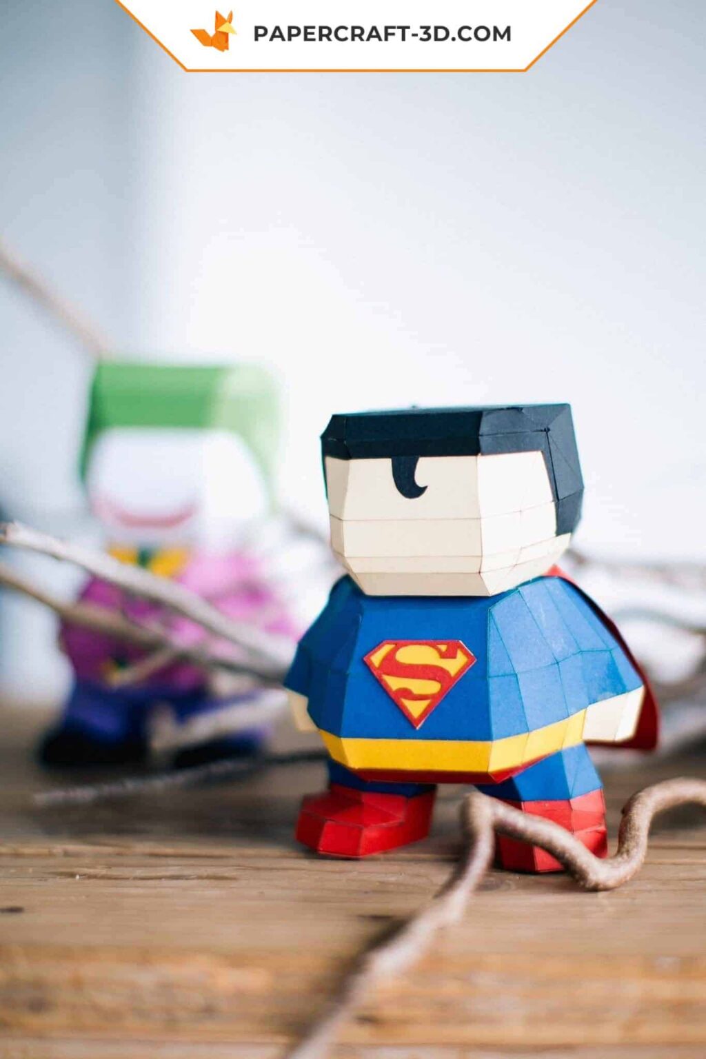 Papercraft di Superman supereroe in origami
