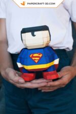 Papercraft di Superman supereroe in origami 3D