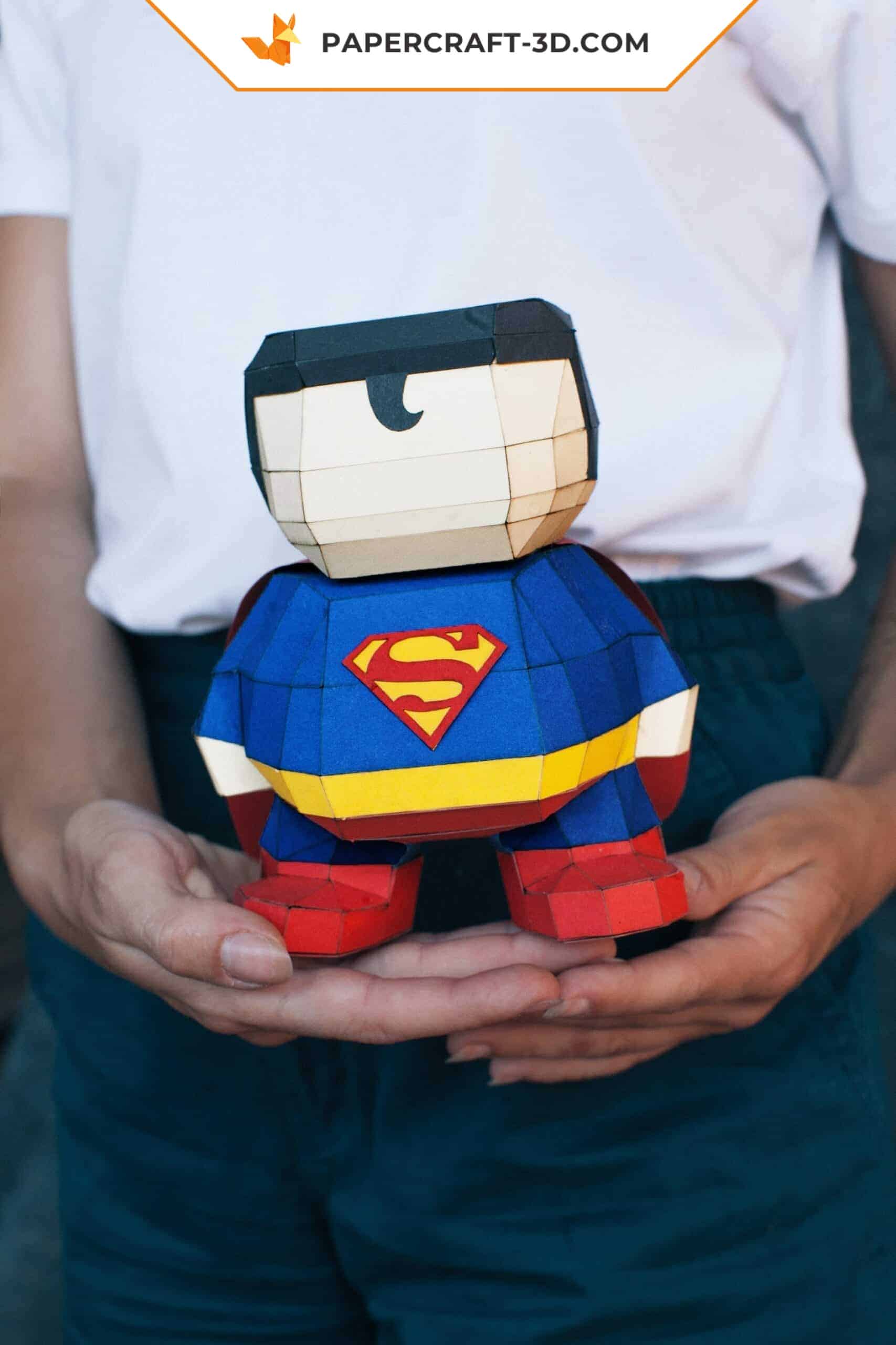 Papercraft di Superman supereroe in origami 3D Papercraft di Superman supereroe in origami 3D