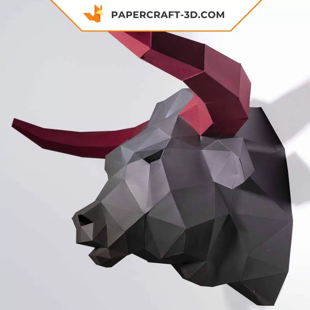 Papercraft Stierkopf mit roten Hörnern als Origami