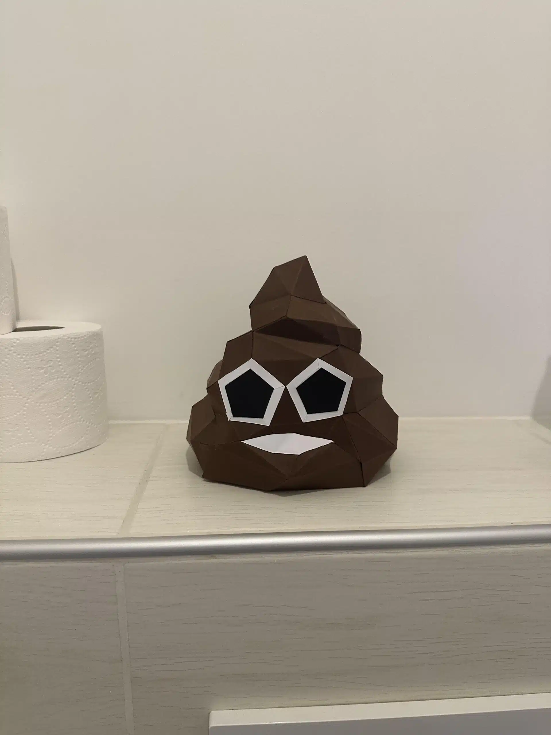 Papercraft de cocô divertido em origami 3D, vista traseira