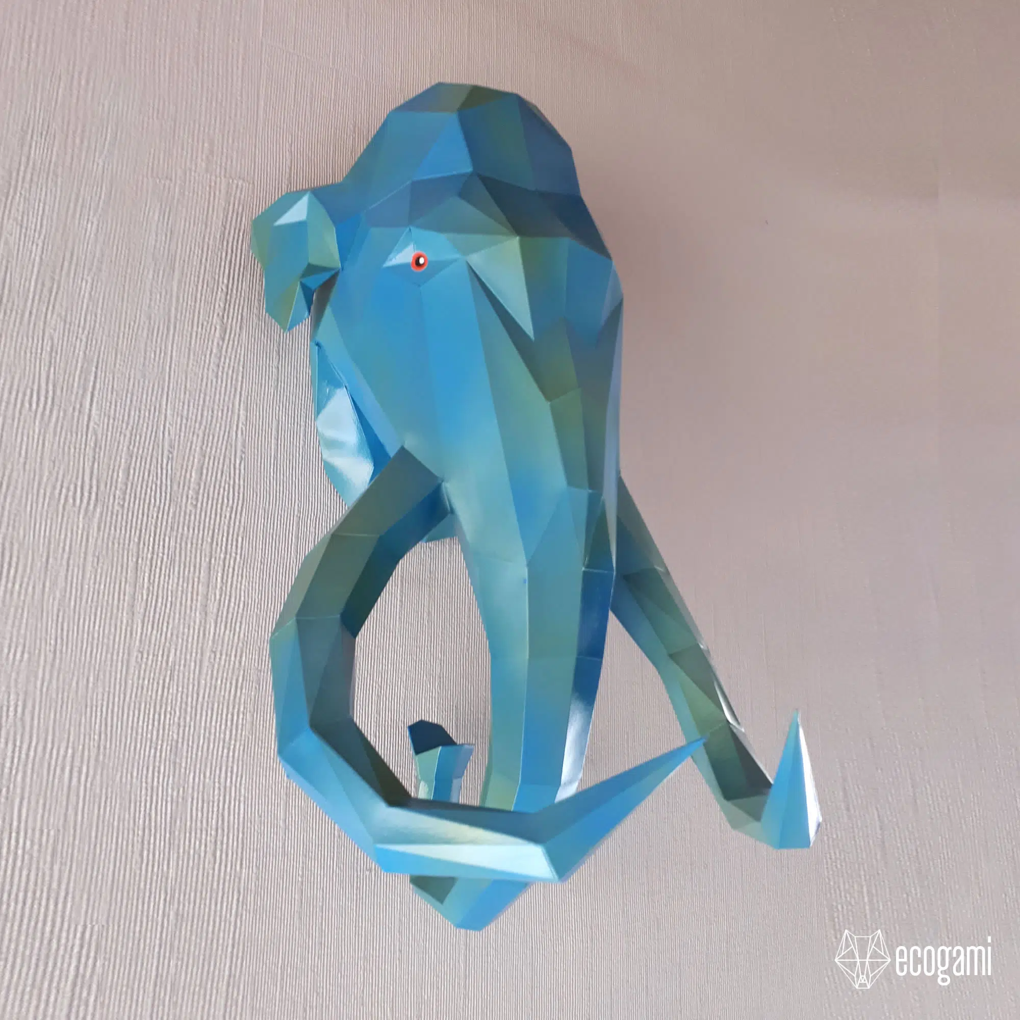 Papercraft testa di mammut murale in origami 3D, montato