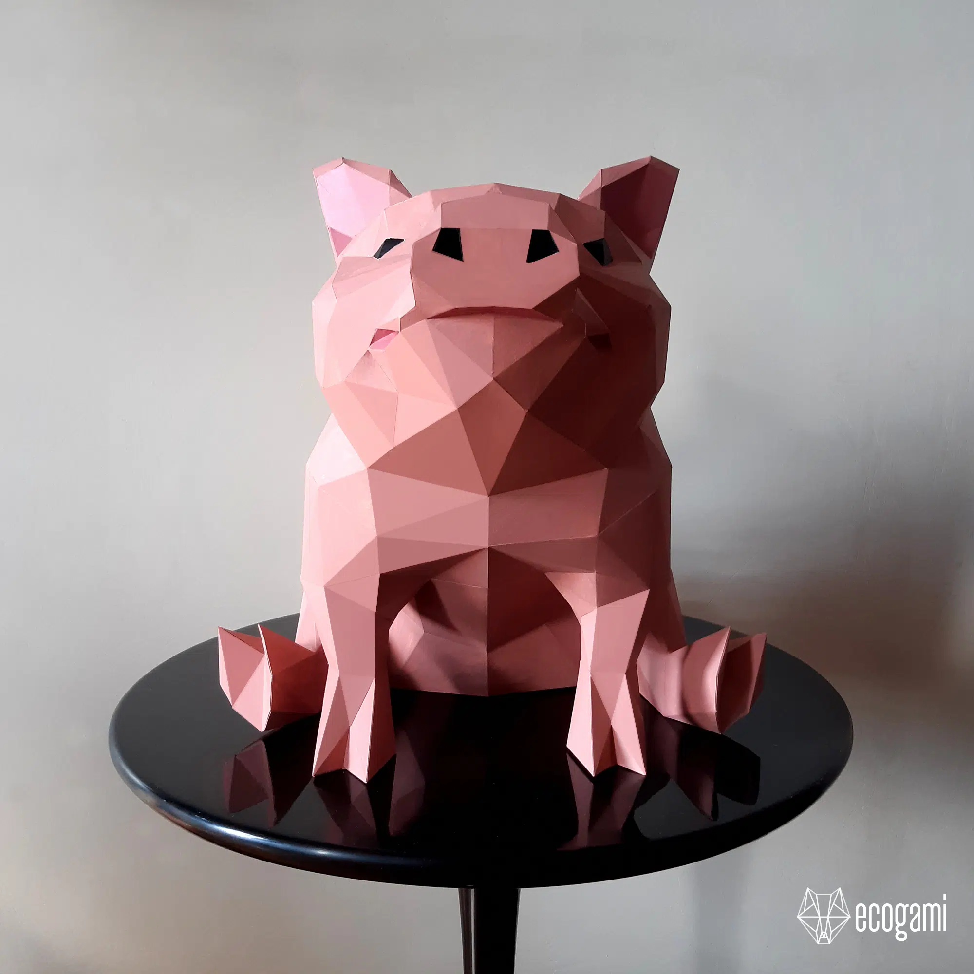 Papercraft di maiale seduto in origami 3D, vista posteriore