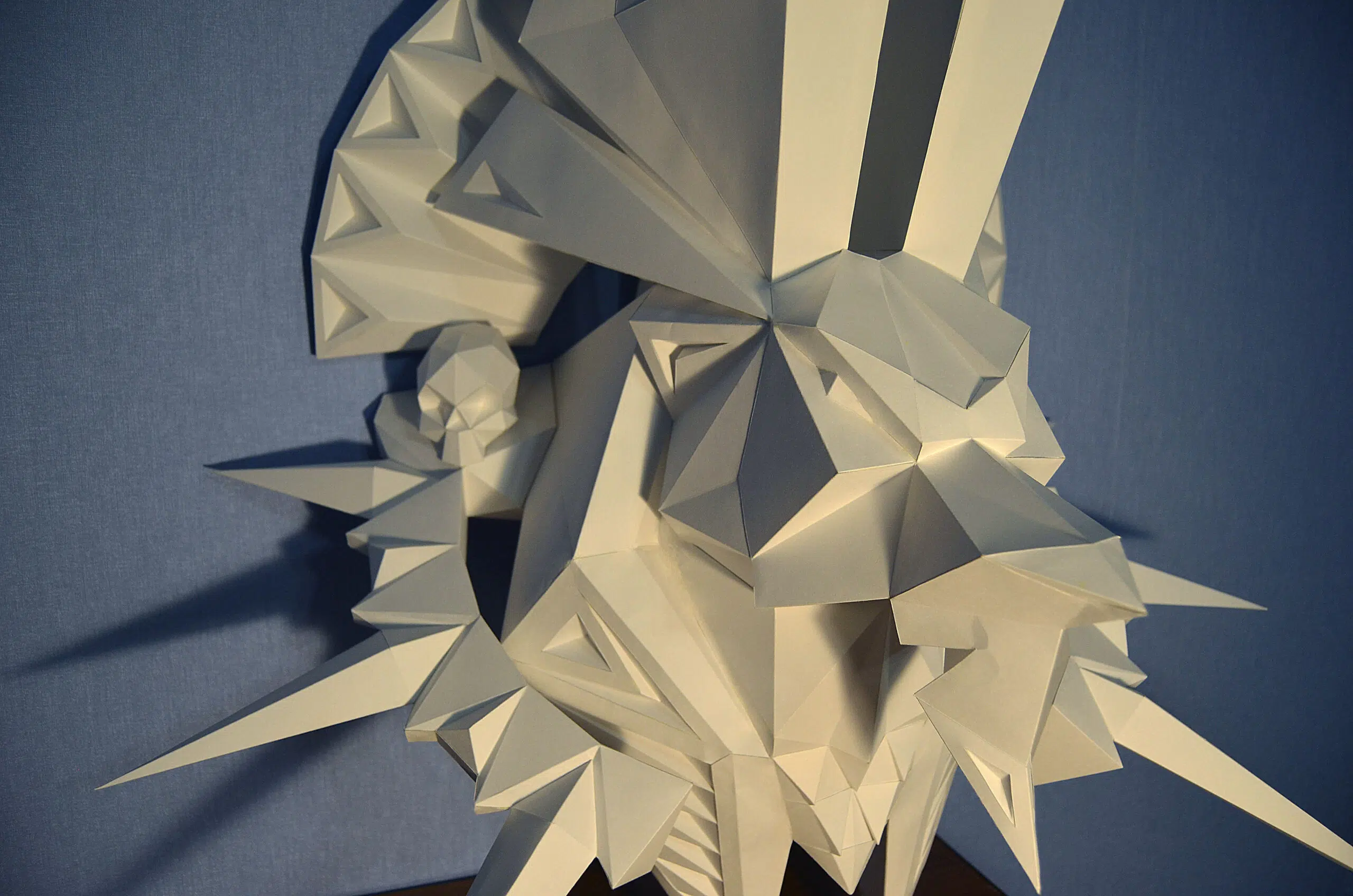 Papercraft cabeza de Anubis en origami 3D, vista posterior