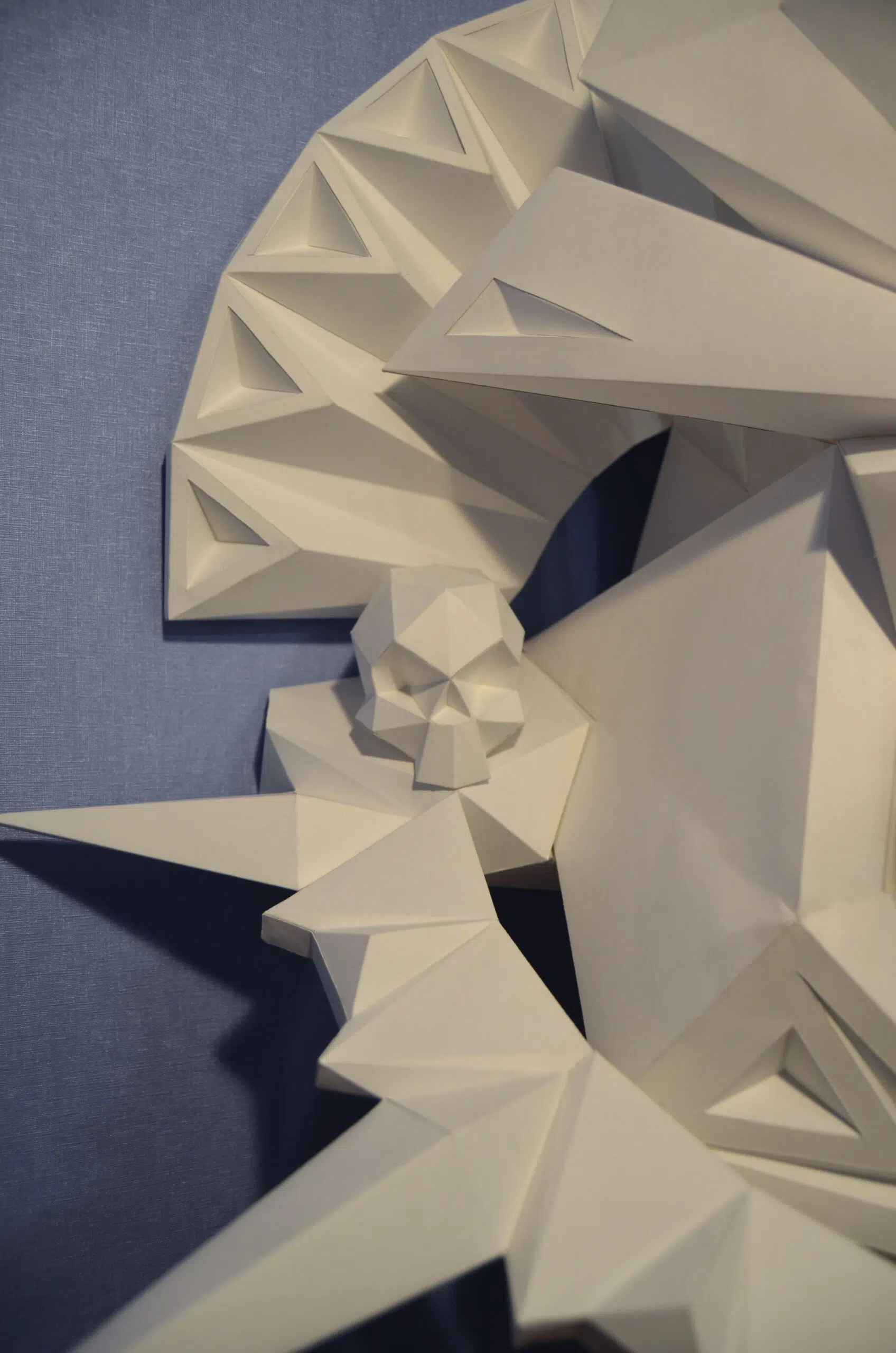 Papercraft cabeza de Anubis en origami 3D, vista lateral