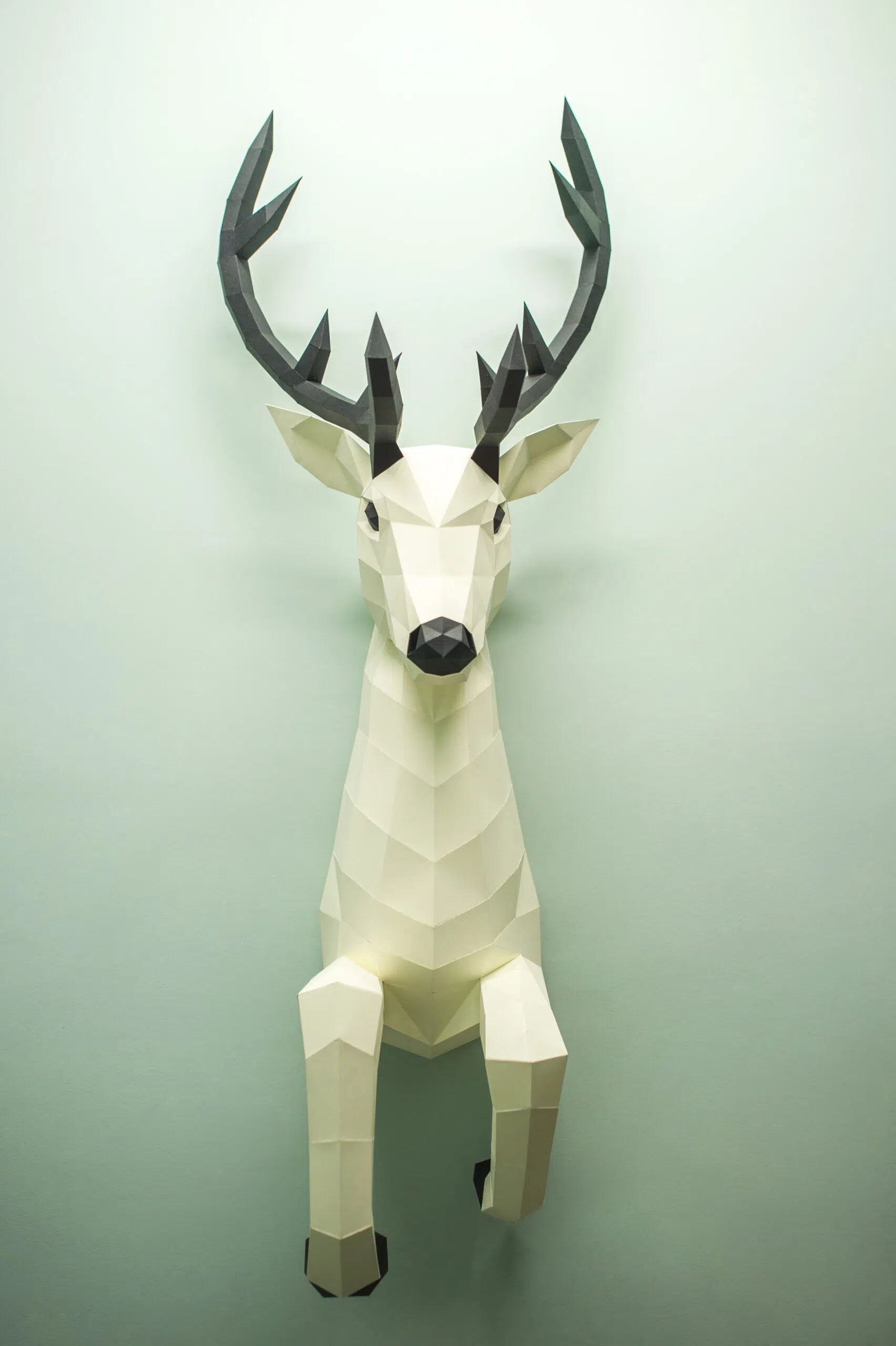Papercraft de ciervo saliendo de la pared en origami 3D, vista 2, vista 2