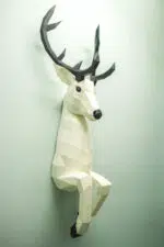 Papercraft de ciervo saliendo de la pared en origami 3D, detalle, vista 2