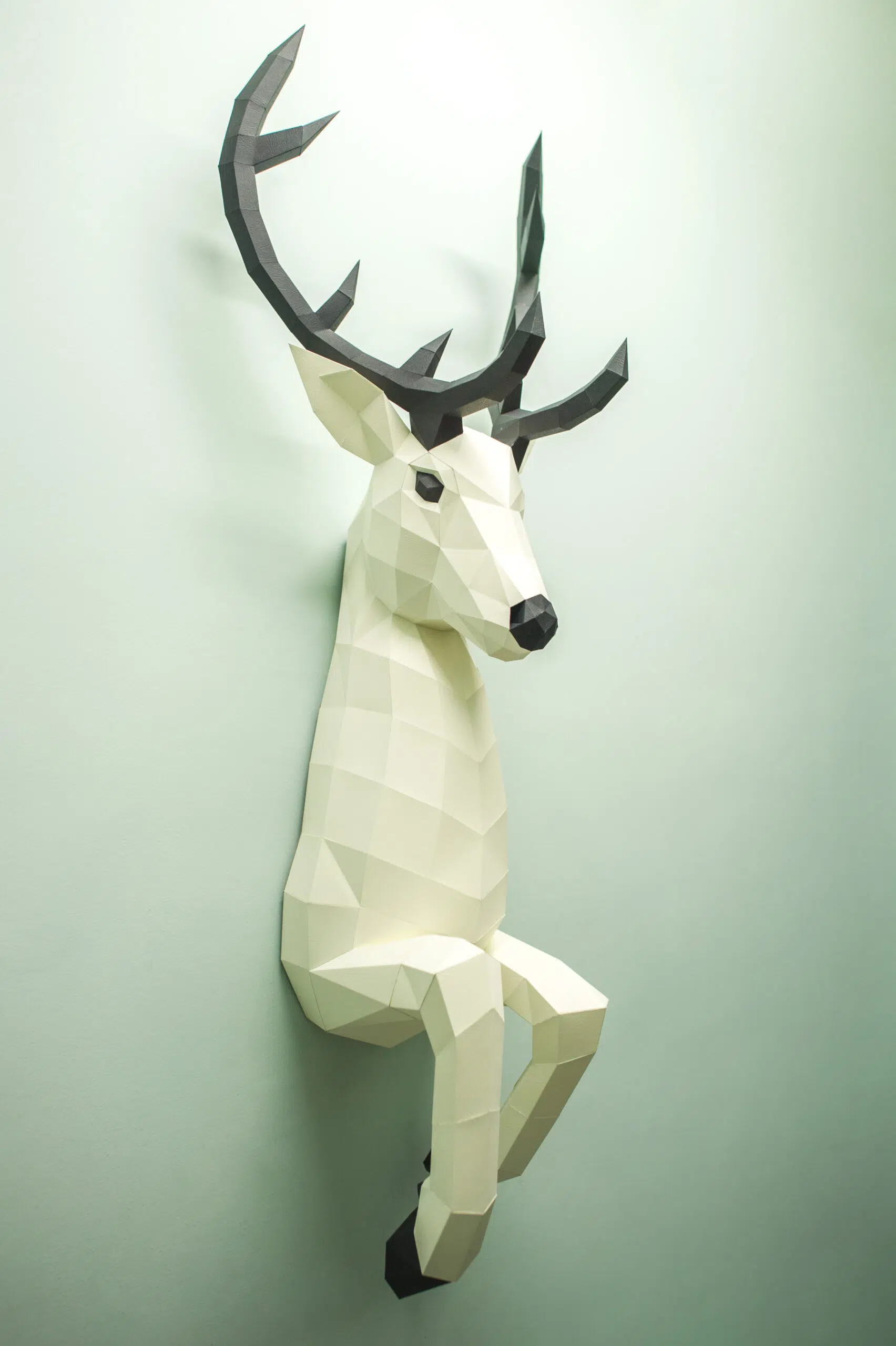Papercraft de ciervo saliendo de la pared en origami 3D, detalle, vista 2