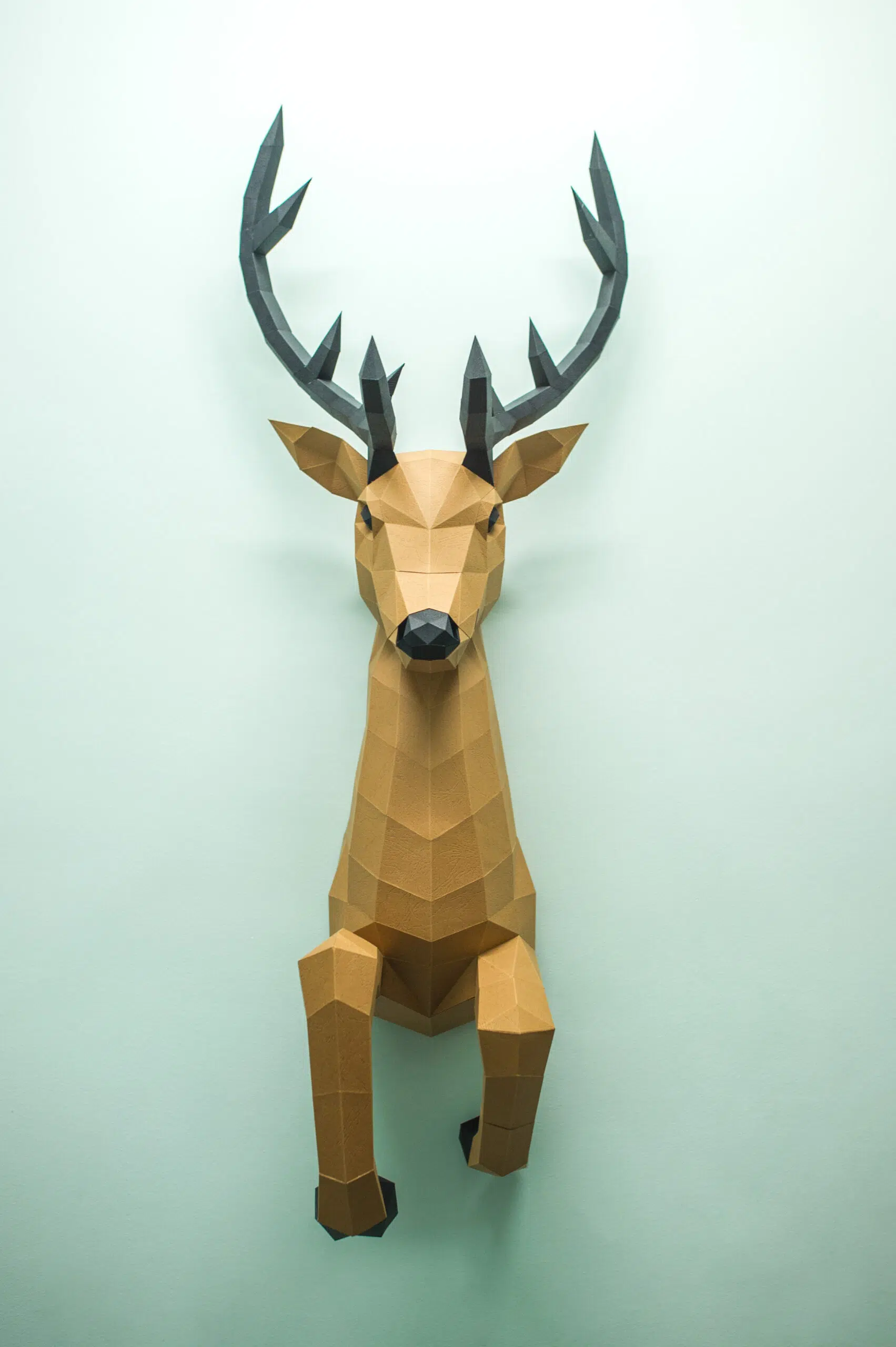 Papercraft de ciervo saliendo de la pared en origami 3D, modelo 3D, vista 2