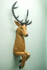 Papercraft de ciervo saliendo de la pared en origami 3D, vista posterior, vista 2
