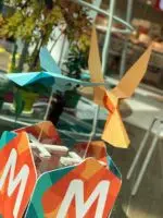 Papercraft de pássaros voando em origami 3D