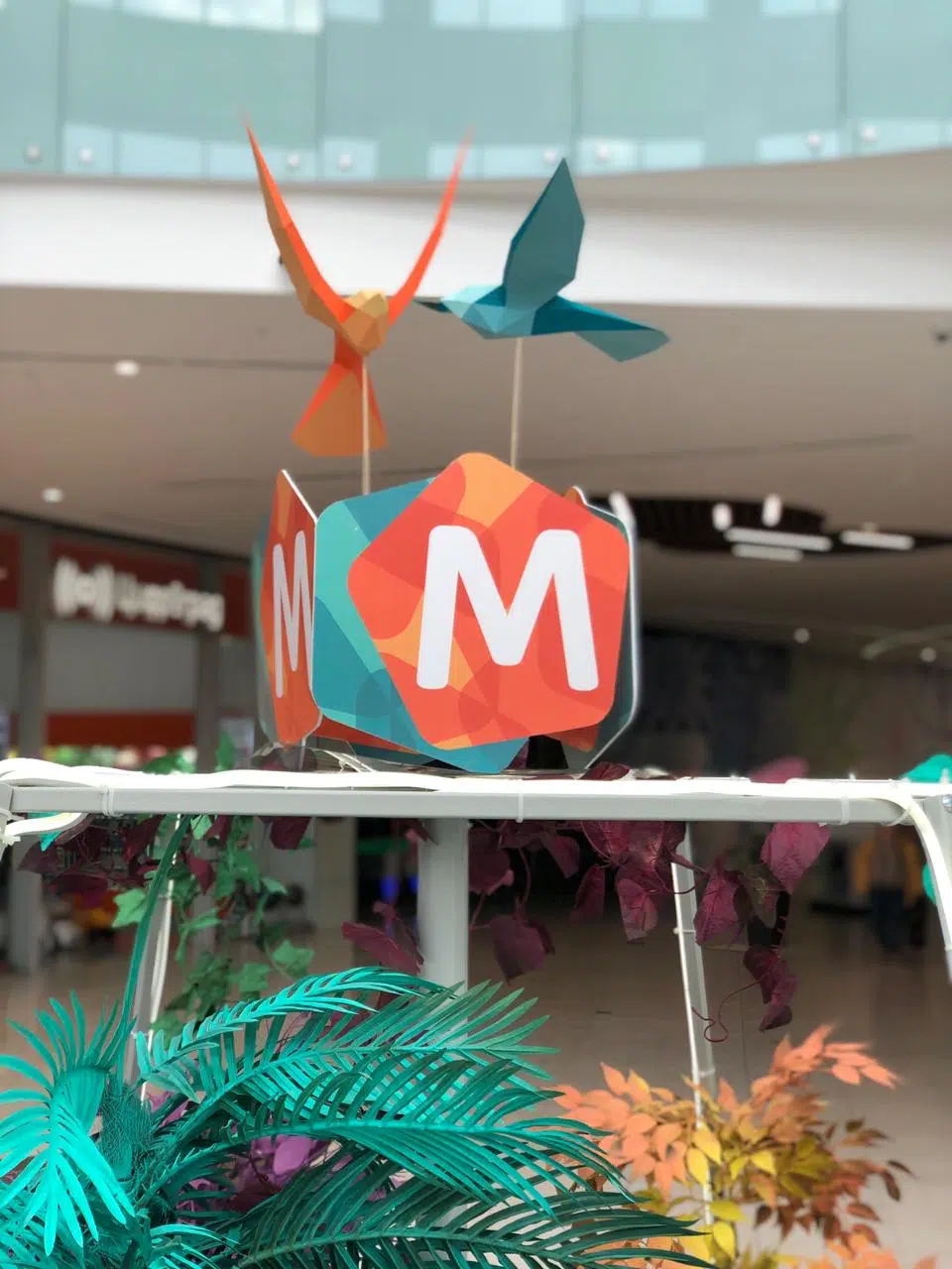 Papercraft de pássaros voando em origami 3D, montado