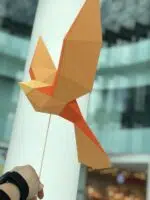 Papercraft de pássaros voando em origami 3D