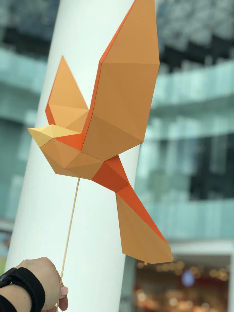 Papercraft de pássaros voando em origami 3D, detalhe